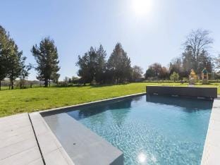 Modern Villa for 10 with Private Pool Hotel in Le Mans
