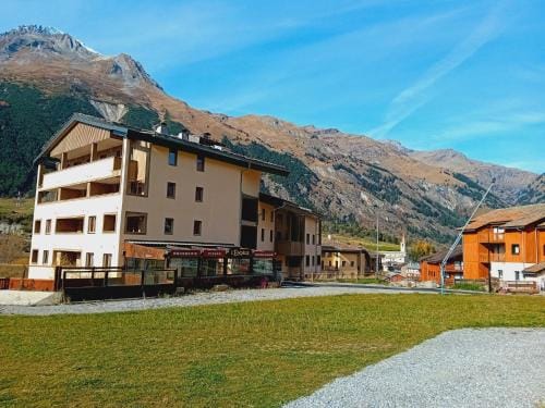 Apartment in Termignon with Ski-InSki-Out Hotel in Pralognan-la-Vanoise