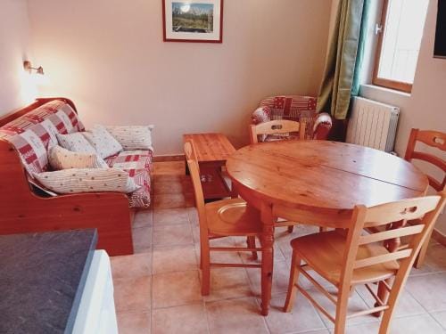 Apartment in Termignon with Ski-InSki-Out Hotel in Pralognan-la-Vanoise