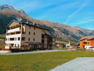 Apartment in Termignon with Ski-InSki-Out Hotel in Pralognan-la-Vanoise