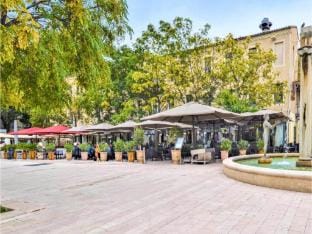 Sun-Kissed Villa in Lirac Hotel in Rochefort-du-Gard