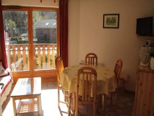Apartment with hot tub in Chatel Hotel in Châtel