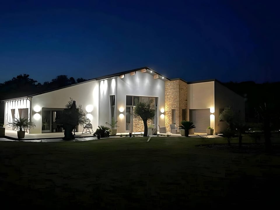 Villa in Saint-Corneille with Private Jacuzzi Hotel in Centre-Val de Loire