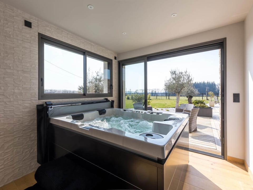 Villa in Saint-Corneille with Private Jacuzzi Hotel in Centre-Val de Loire
