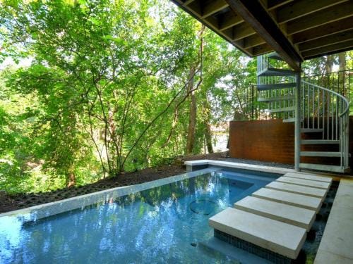 The House of Yes- Luxury Urban Farm House. Walking distance to downtown Hotel in Zilker