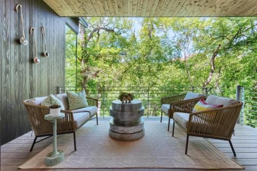 The House of Yes- Luxury Urban Farm House. Walking distance to downtown Hotel in Zilker