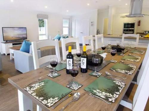 5 Bedroom Signature Lodge with Hot Tub Lodge in New Forest District
