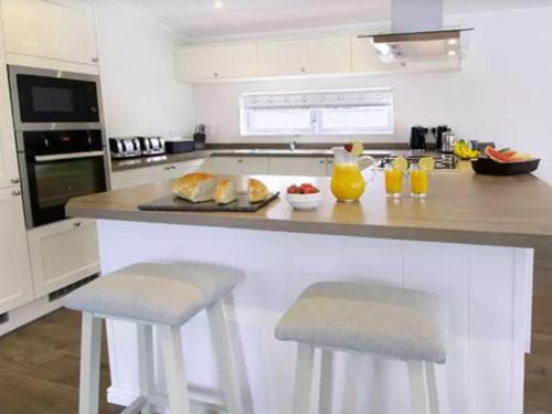 5 Bedroom Signature Lodge with Hot Tub Lodge in New Forest District
