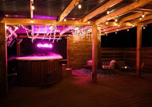 Coorie Retreats Luxury Geo Domes and Cabins with Private Hot Tubs Cinema Firepit Spa and More Lodge in England