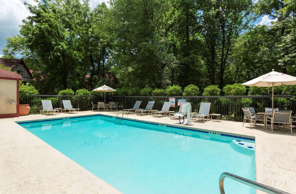 Swimming pool [outdoor]