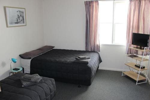 Three Furlongs Bar-Grill-Hotel Hotel in Auckland Region