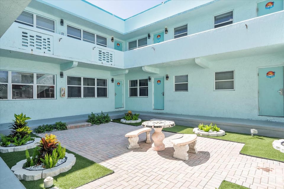 Coastal Sunset Hotel in Hollywood Beach