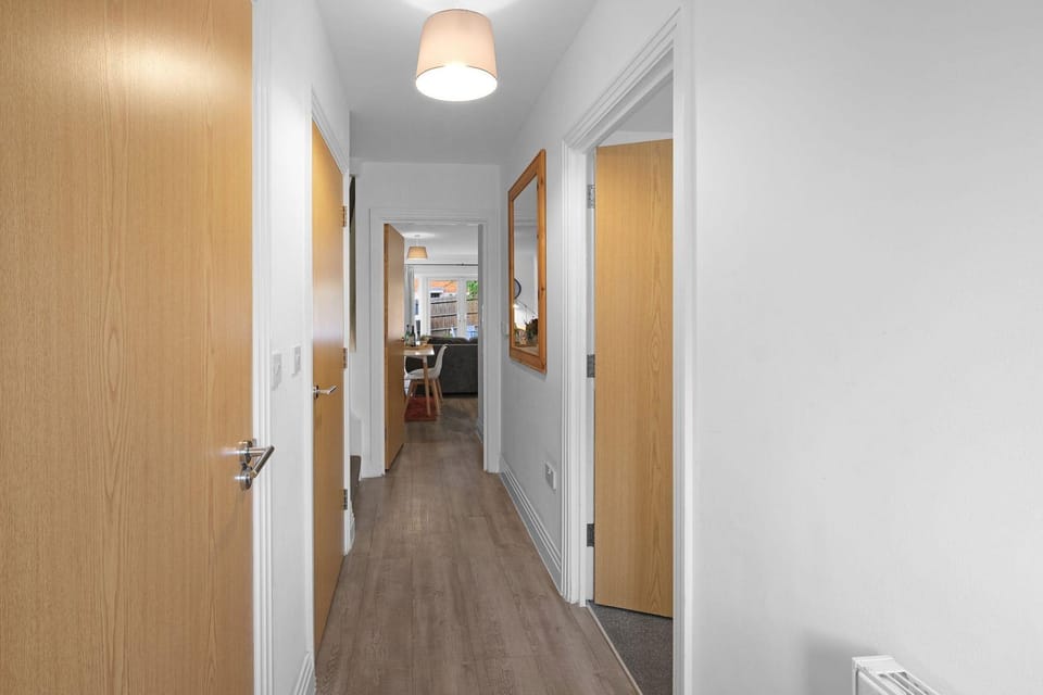 Spacious 6 Bedroom House in Denton Way Hotel in Slough