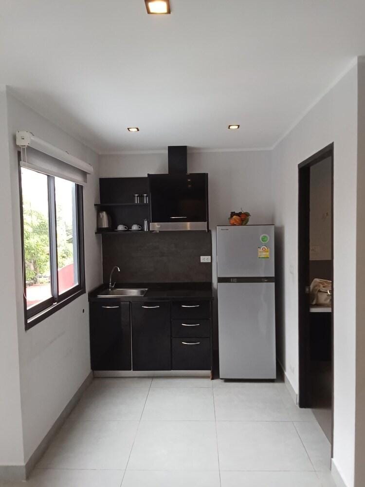 Large Corner Apt-1BR T1 207 Hotel in Chalong