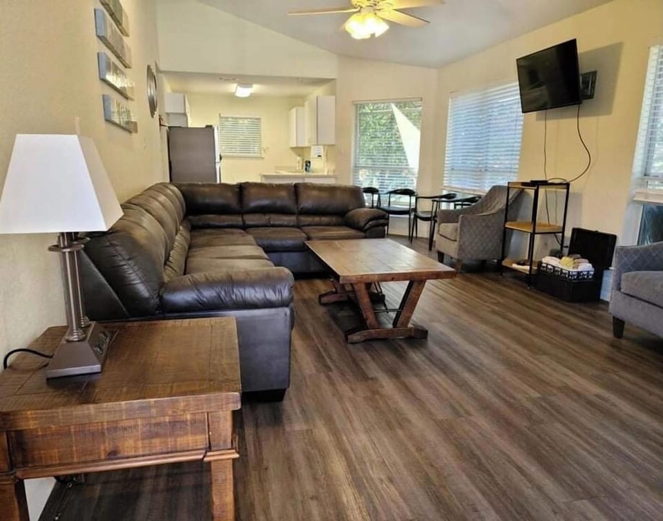 River Road Escapes Hotel in Canyon Lake