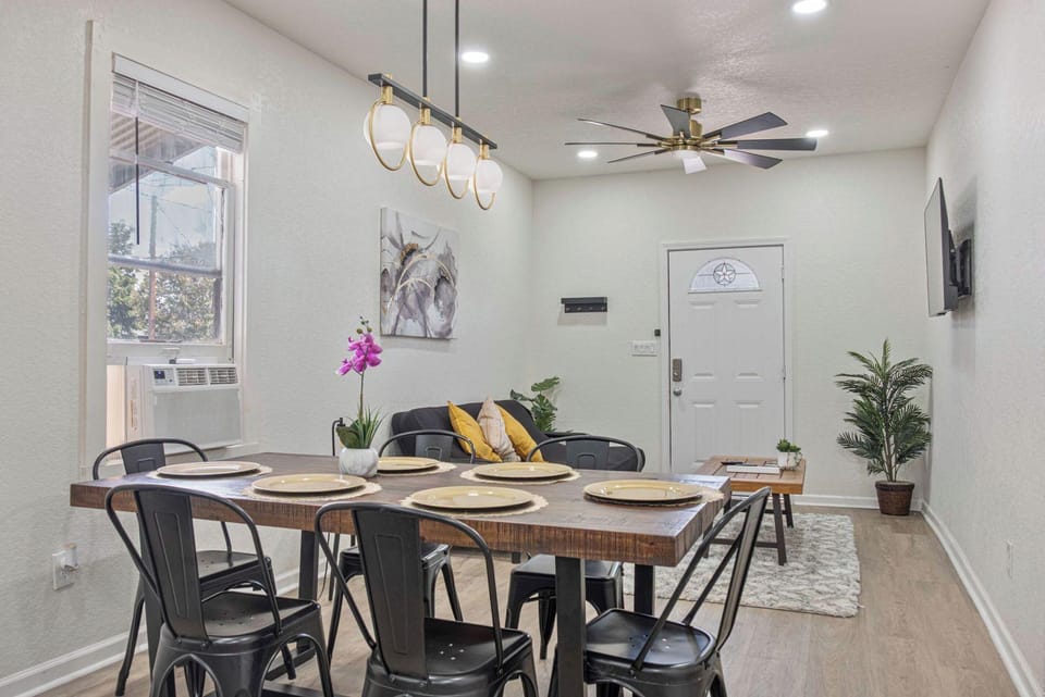 Glorius Amazing 2BR 1BA Stay Near Lively Downtown Hotel in San Antonio