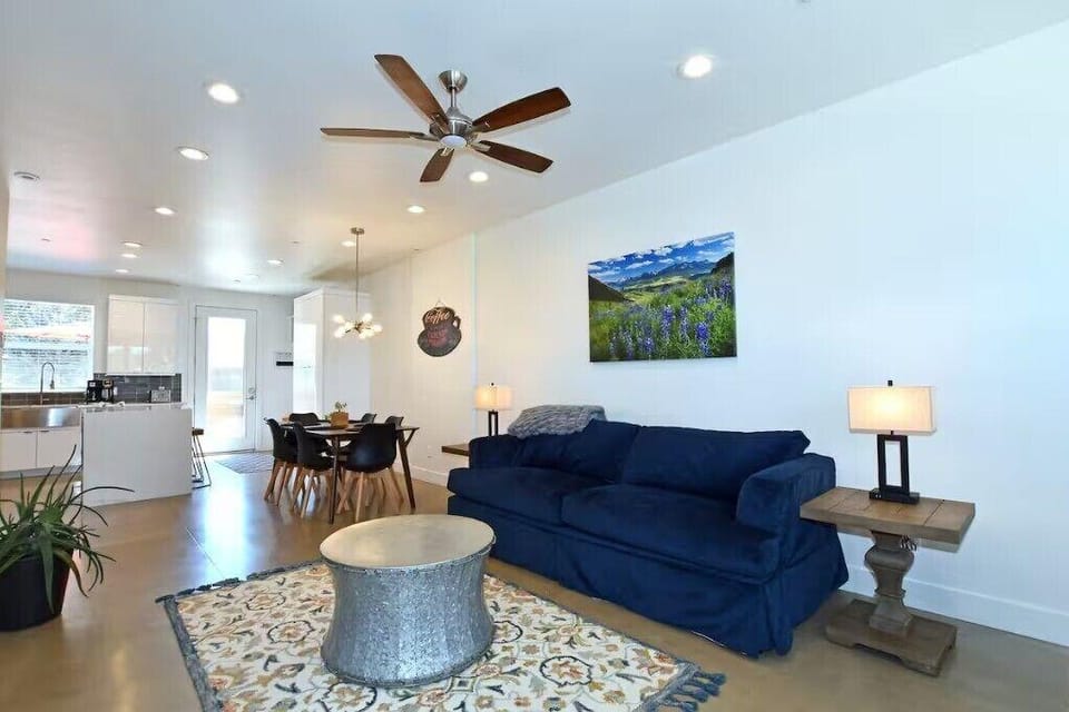 Elegant Mountain Haven - King Bed & Fireplaces Hotel in Fort Collins