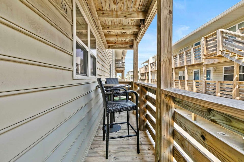2BR Condo w Pool Beach Access and Walk to Hangout Hotel in Gulf Shores