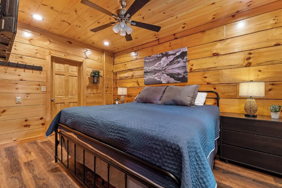Couples Refuge by Ghosal Luxury Lodging Hotel in Pigeon Forge