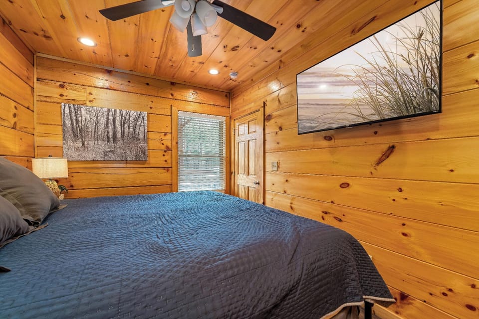 Couples Refuge by Ghosal Luxury Lodging Hotel in Pigeon Forge