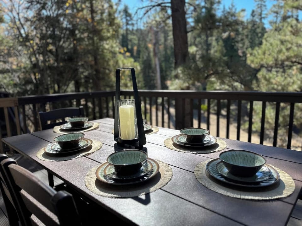 Everwood Serenity Treehouse Hotel in Big Bear