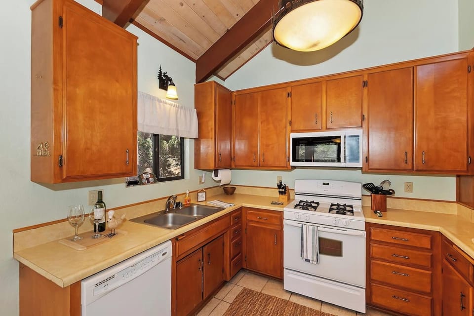 Everwood Serenity Treehouse Hotel in Big Bear