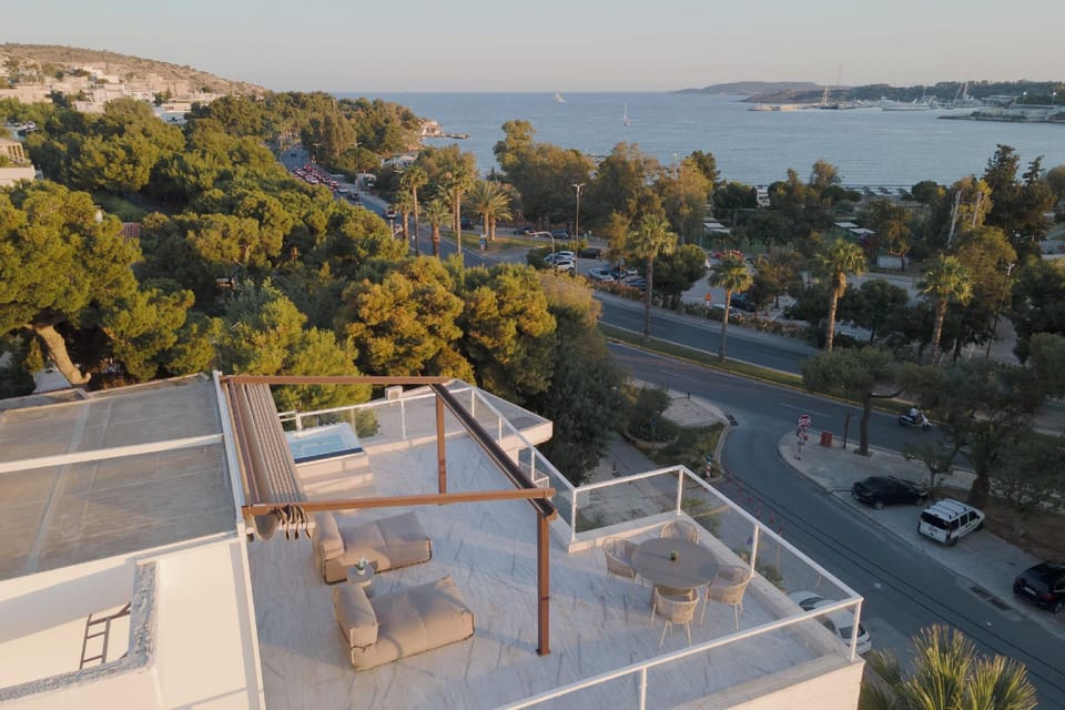 The Vouliagmeni Penthouse Hotel in Vouliagmeni