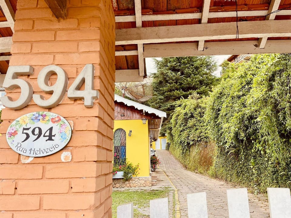 Casinha Amarela Hotel in Campos do Jordão