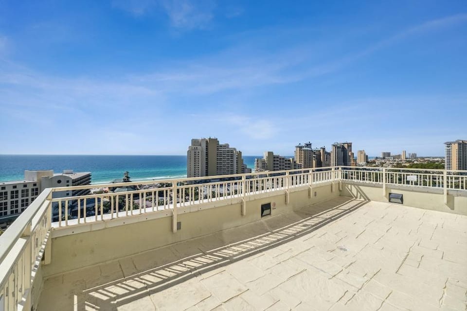 Luau Resort by Panhandle Getaways Hotel in Miramar Beach