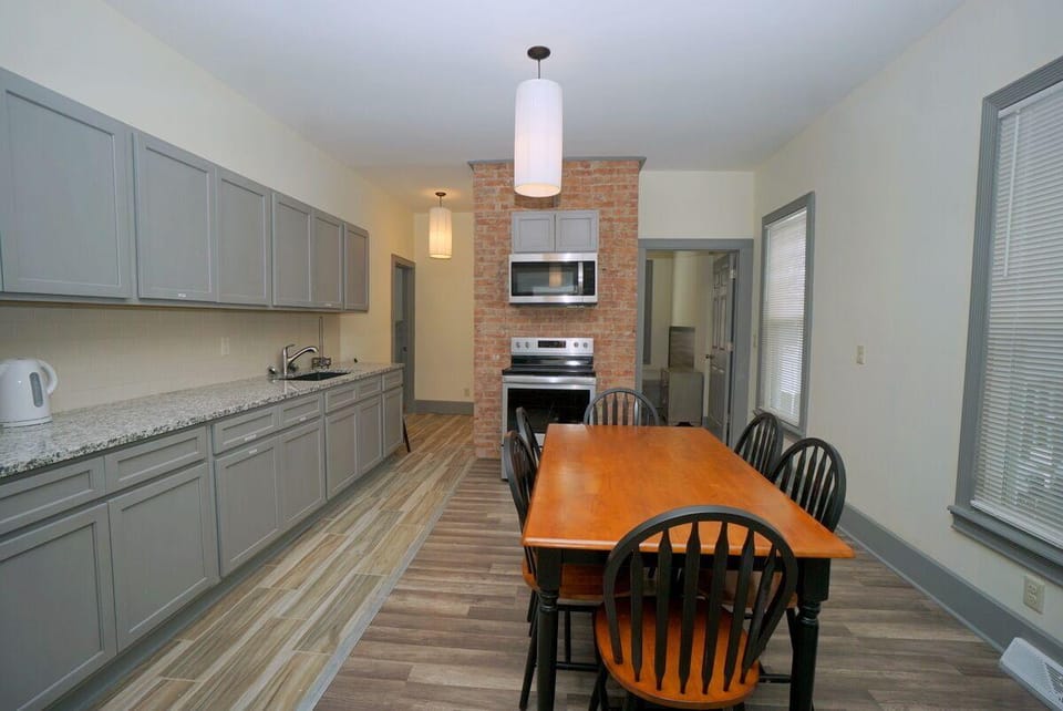 The Iron Scow - With Private Yard & Parking, Near Falls & Casino by Niagara Hospitality Hotel in Niagara Falls