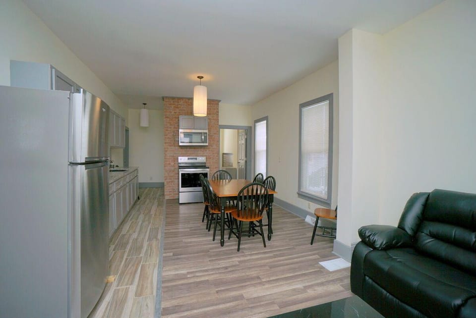 The Iron Scow - With Private Yard & Parking, Near Falls & Casino by Niagara Hospitality Hotel in Niagara Falls