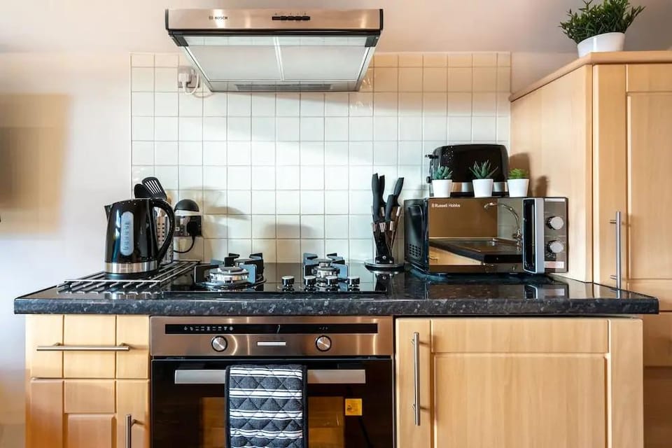 1bd Apt for 2-4. New Decor & Furnishings Hotel in Enfield