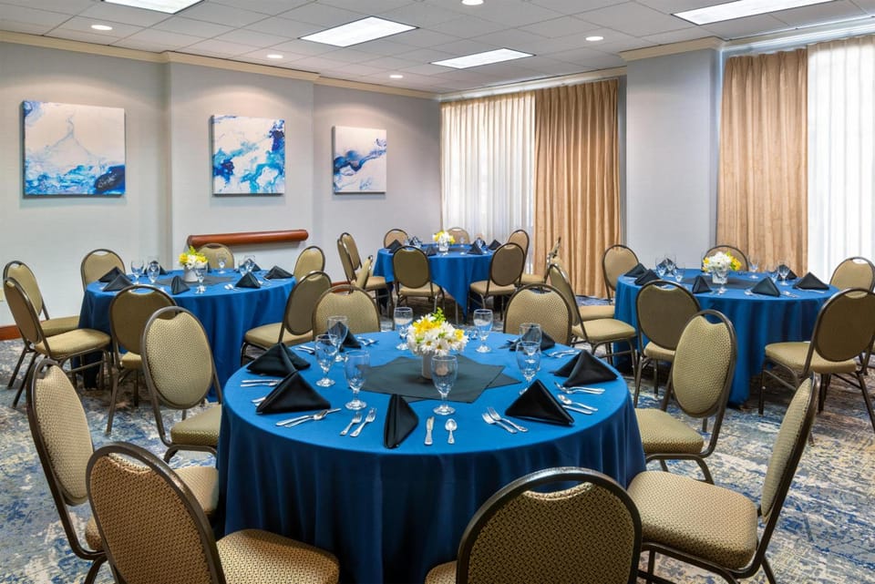 Hampton Inn & Suites Kansas City-Country Club Plaza Hotel in West Plaza