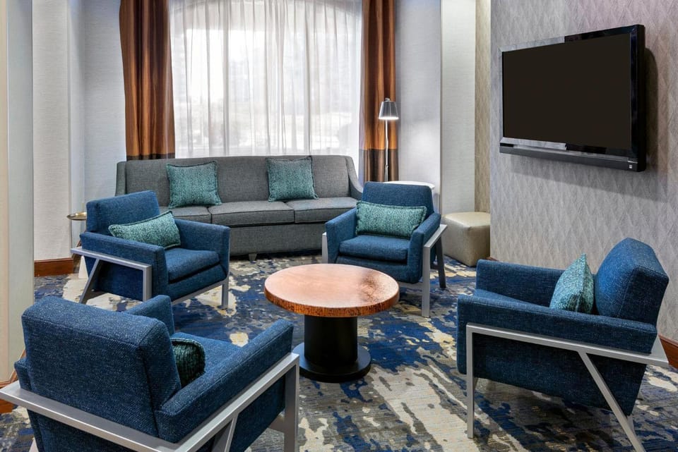 Hampton Inn & Suites Kansas City-Country Club Plaza Hotel in West Plaza