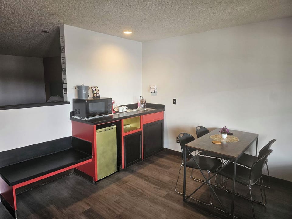 Rose City Inn and Suites Hotel in Gladstone
