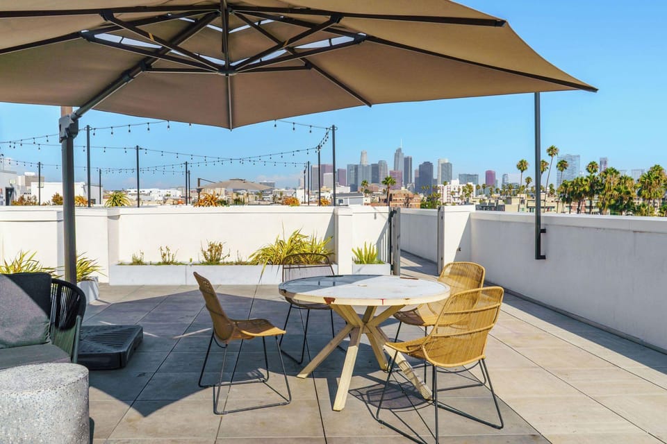 Dream Escape with great rooftop views Hotel in San Fernando Valley