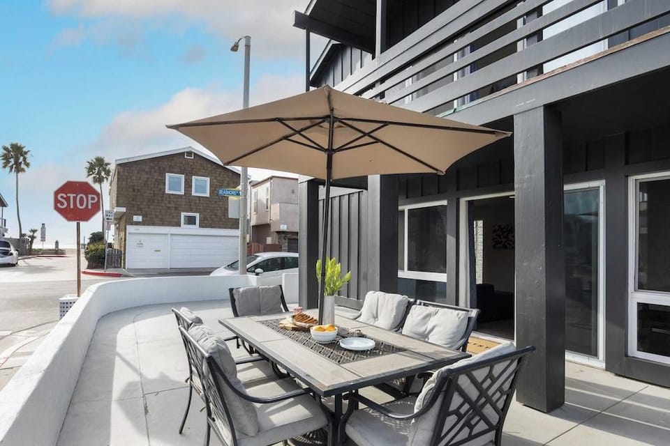 Sandy by Avantstay Oceanview, Steps to Beach Patio w/ Fire Pit + Dining Area Hotel in Balboa Peninsula