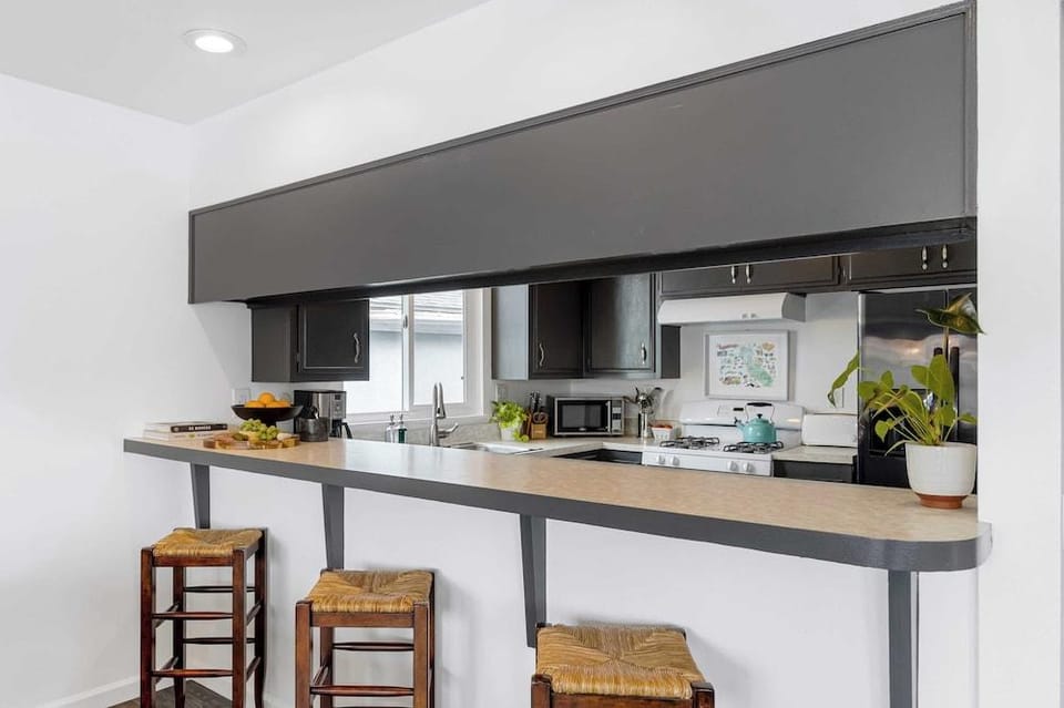 Topside Newport Rooftop Balcony + Ocean Views + Walk to Pier, Marina Village Hotel in Balboa Peninsula
