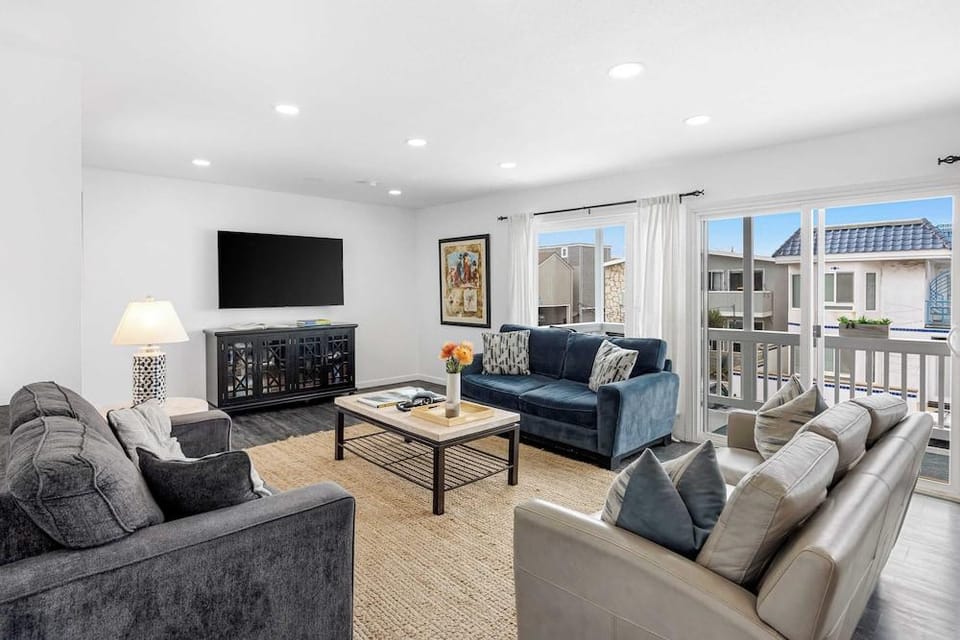 Topside Newport Rooftop Balcony + Ocean Views + Walk to Pier, Marina Village Hotel in Balboa Peninsula