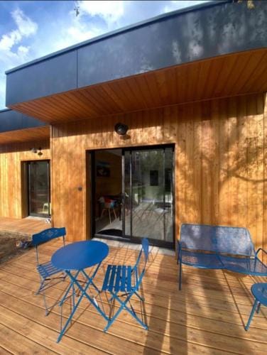 Chalets modernes avec terrasse et ruisseau au pied des Volcans Lodge in Auvergne-Rhône-Alpes