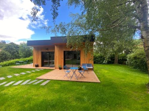 Chalets modernes avec terrasse et ruisseau au pied des Volcans Lodge in Auvergne-Rhône-Alpes