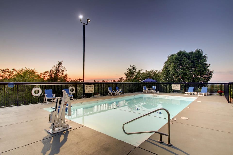 Swimming pool [outdoor]