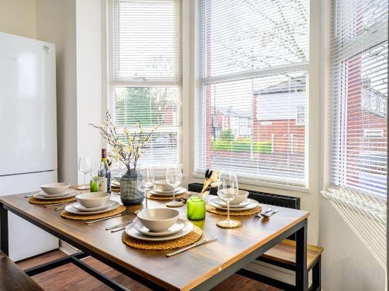 Modern 4-Bed • Free Parking • Work & Leisure Stays Hotel in Stretford