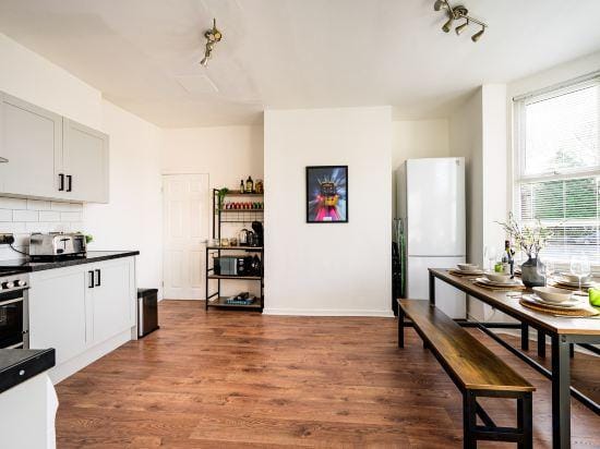 Modern 4-Bed • Free Parking • Work & Leisure Stays Hotel in Stretford