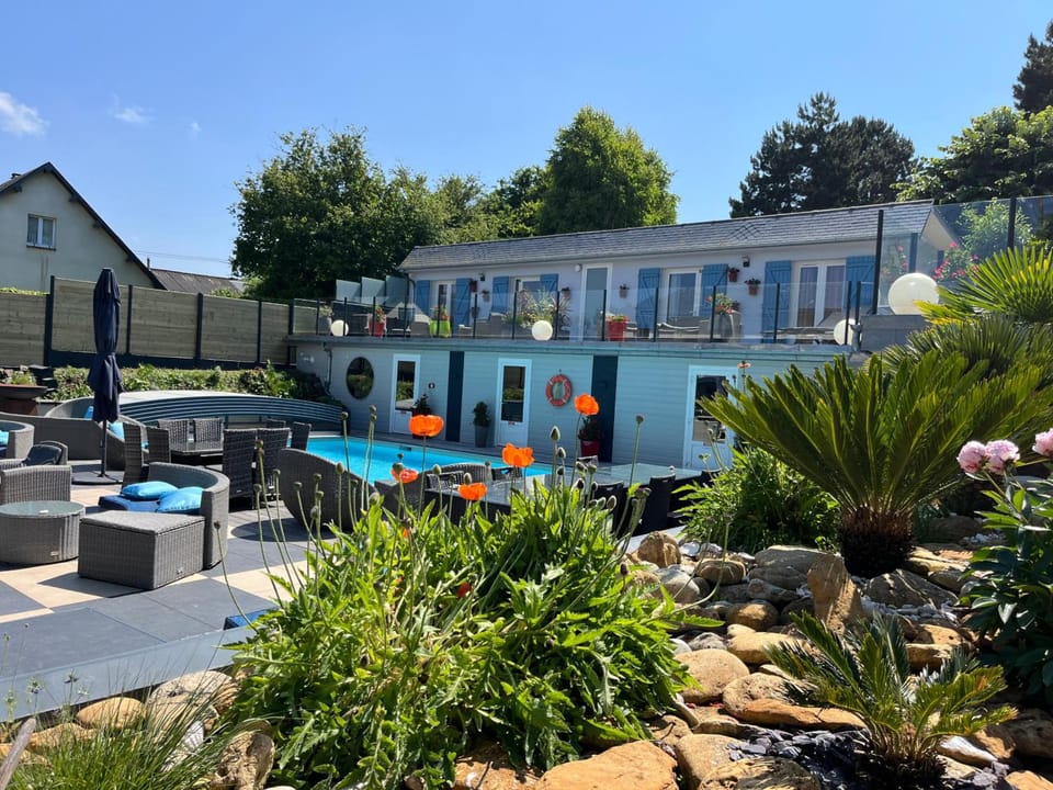 Hotel la piscine Hotel in Normandy