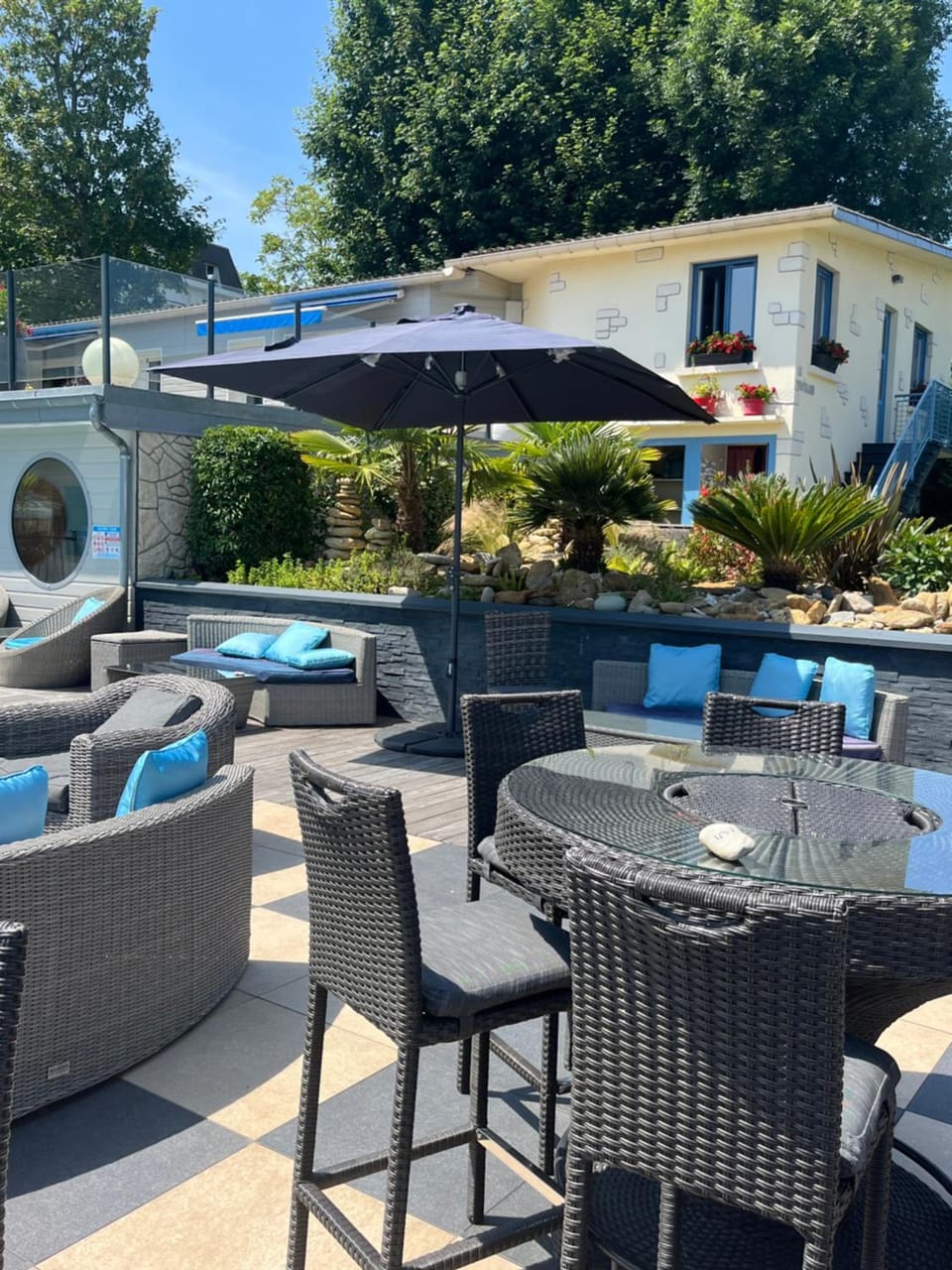 Hotel la piscine Hotel in Normandy