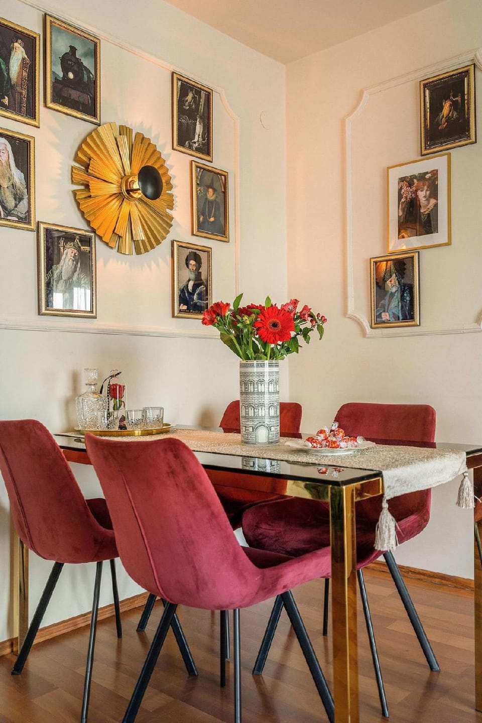HOLT - Gryffindor Tower Hotel in Bucharest
