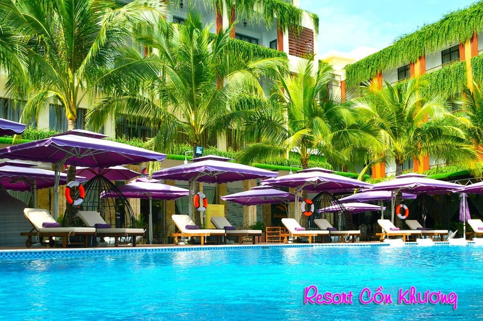 Swimming pool [outdoor]
