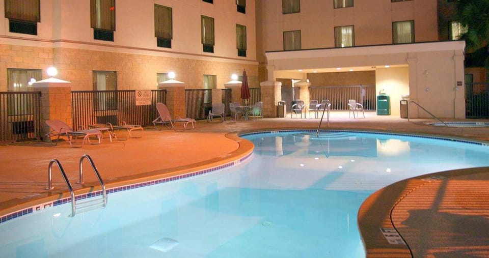 Swimming pool [outdoor]