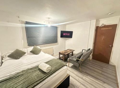Spacious Double Room By Town Centre Hotel in Stevenage